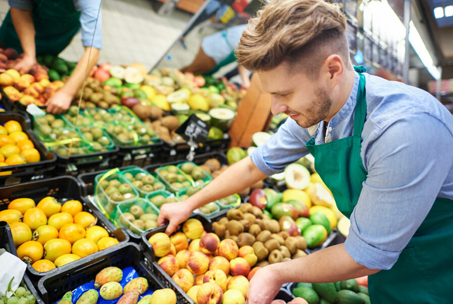 Homme-rangeant-des-legumes